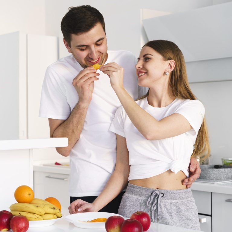 couple-tasting-fruits